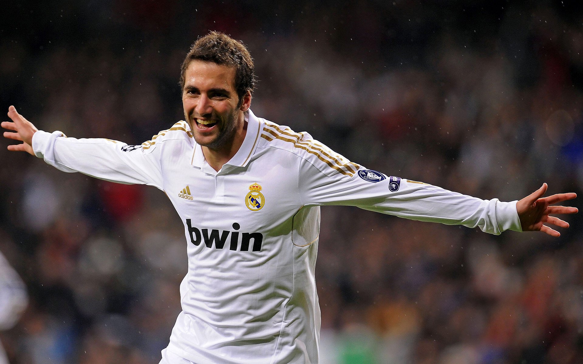 开云官方网页登录-C罗赛后签名送给残障球迷感动现场，c罗签名的足球值多少钱